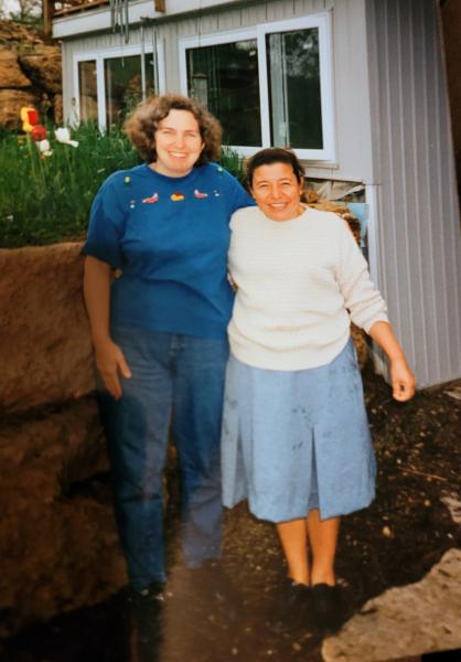Photo of Mary Kay Baum and María Ofelia Navarrete (María Chichilco), Madison (Wis.), 1998.
